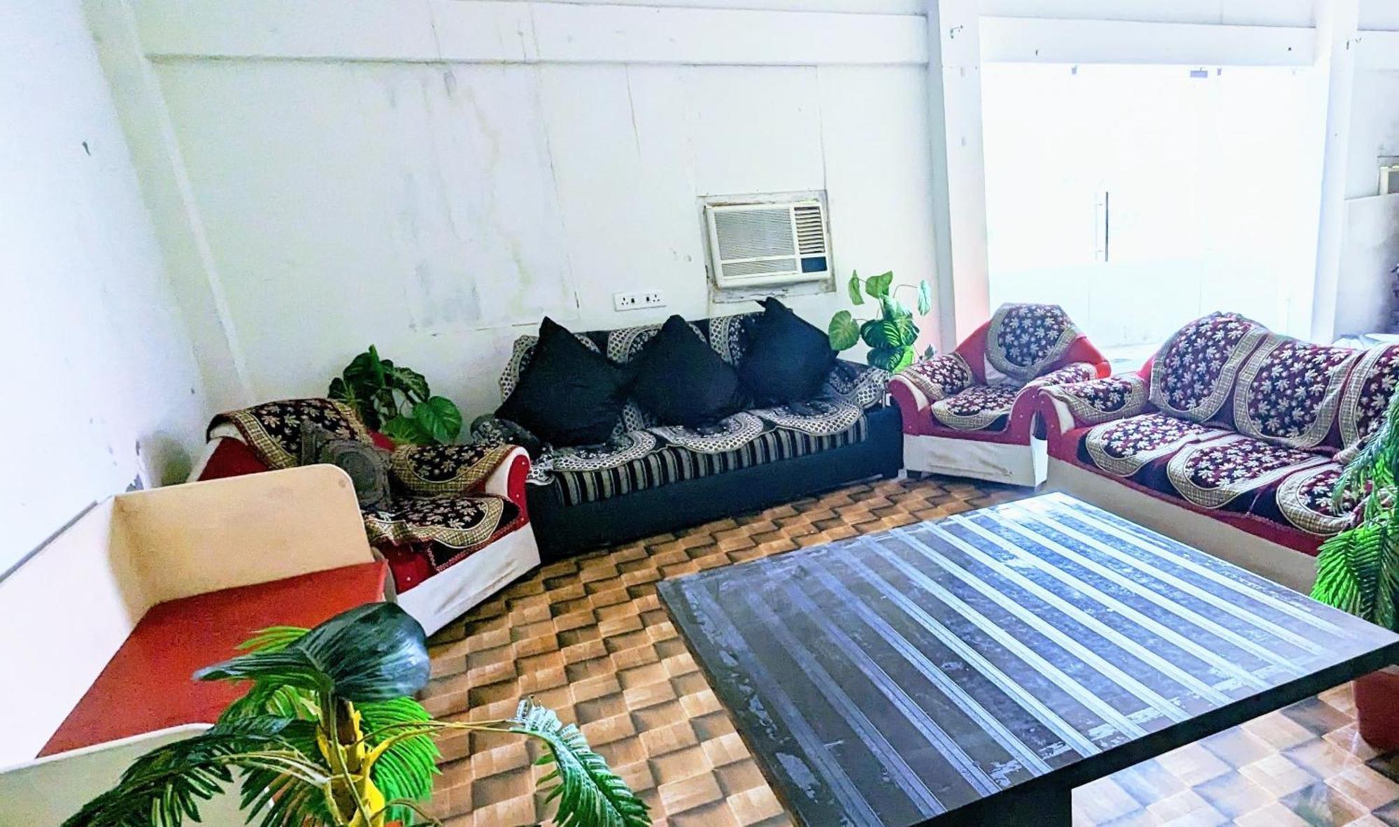 Jee, Homestay